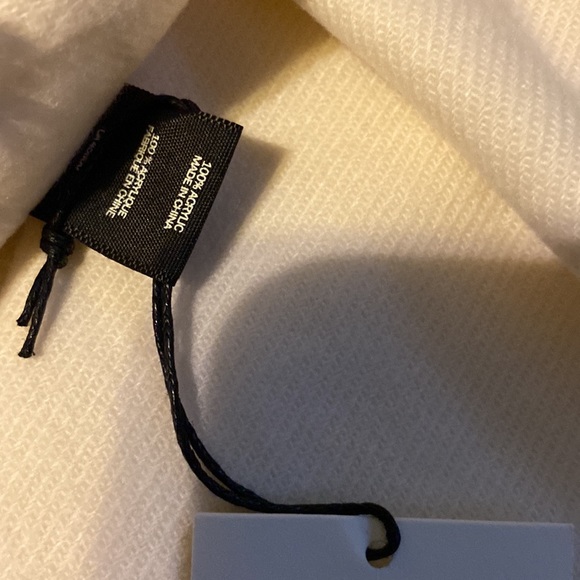 NWT lovely, soft fringed off-white scarf - Picture 2 of 4